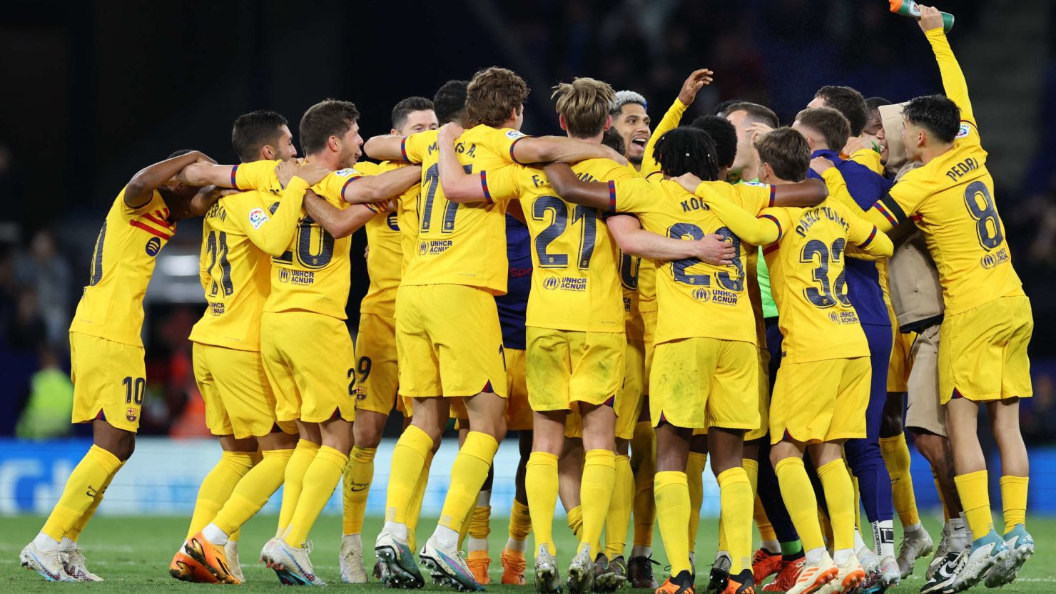 特朗普获国际足联首届和平奖，美国队实力最强，称梅西与C罗相当，展现其对足球的热爱与支持。