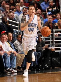 马尔卡宁持续得分表演，半场17分扛起进攻大旗