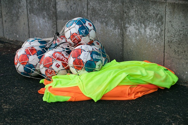 从手足无措到游刃有余，齐达内在公园学着踢毽子